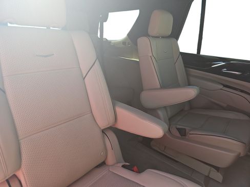 Used 2023 Cadillac Escalade Premium Luxury AWD/4WD image 18