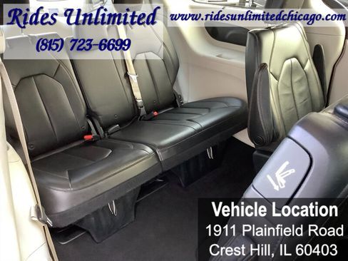 Used 2017 Chrysler Pacifica Touring-L Plus w/ Advanced Safetytec Group FWD image 18