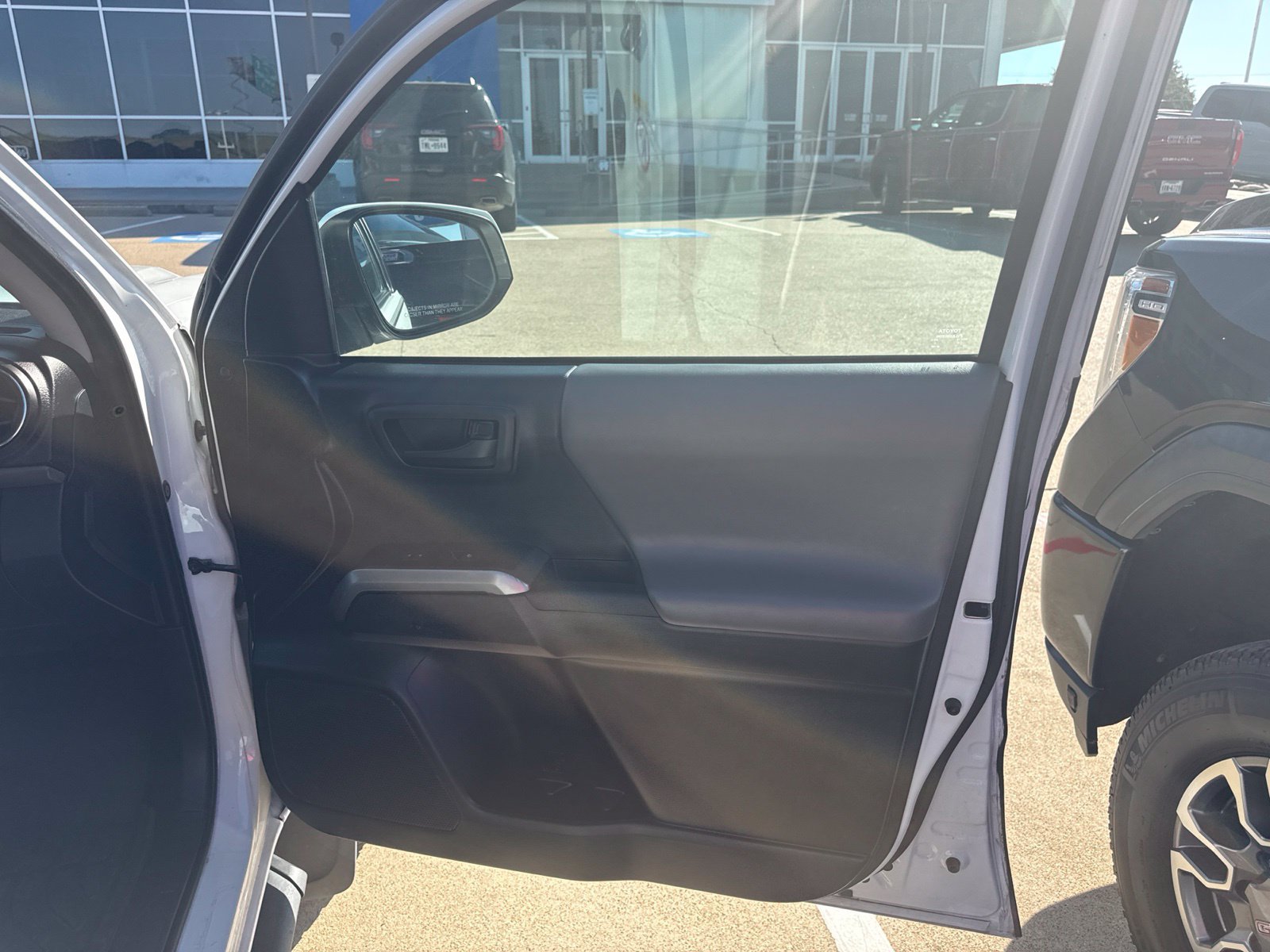 Used 2019 Toyota Tacoma SR5 AWD/4WD image 17