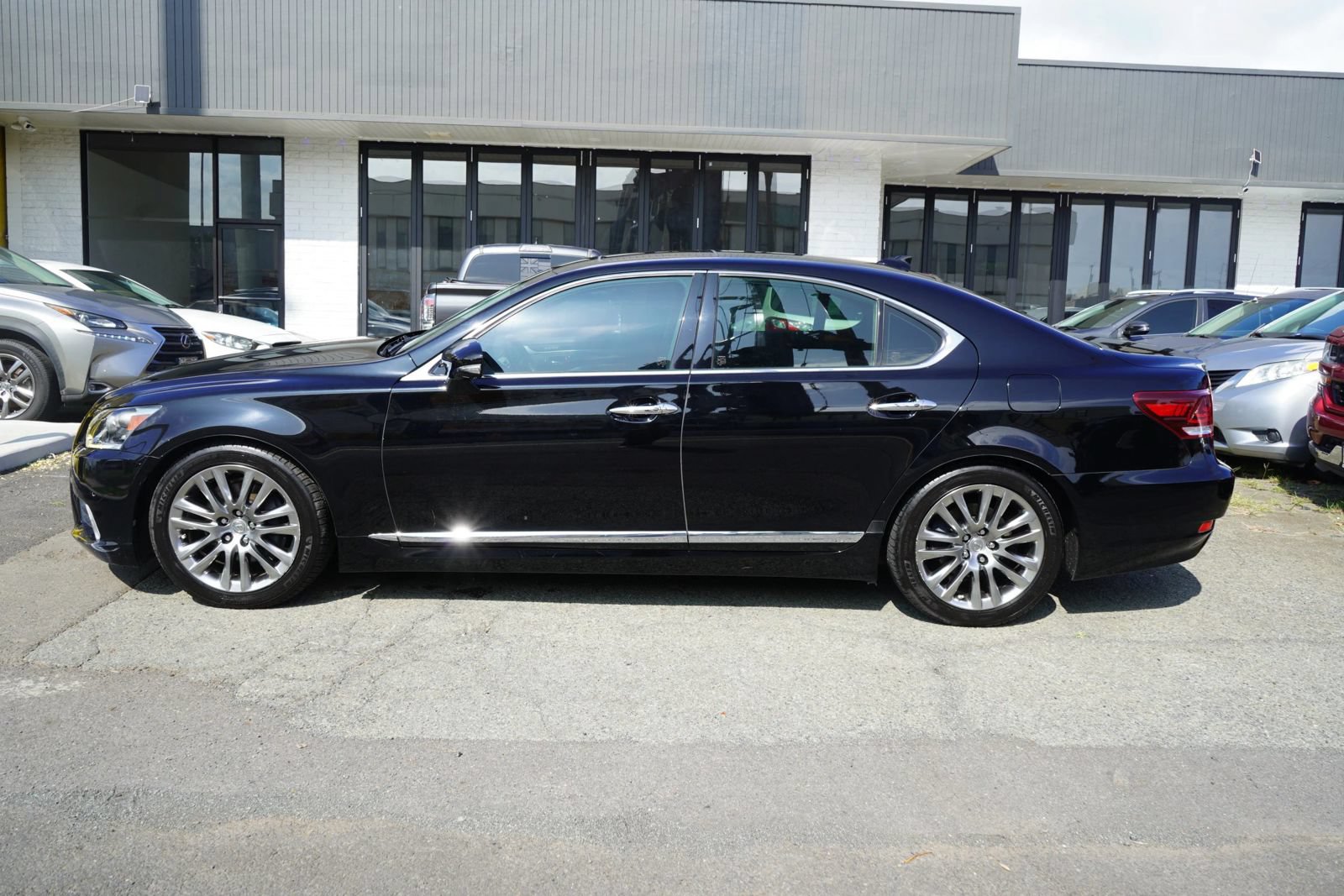 Used 2016 Lexus LS 460 RWD image 2