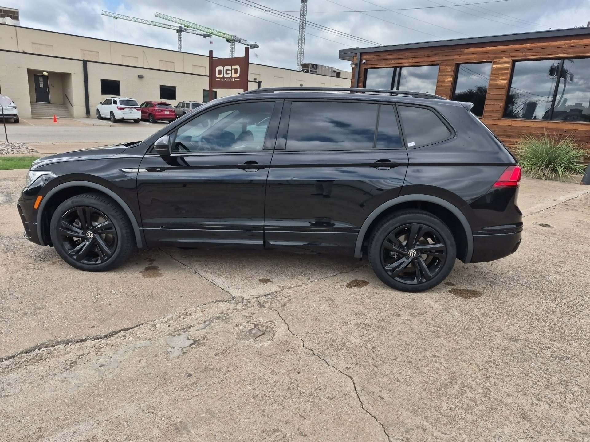 Used 2024 Volkswagen Tiguan SE R-Line FWD image 8