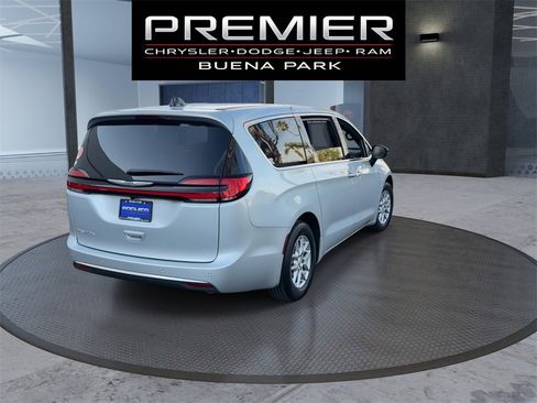 Used 2026 Chrysler Pacifica Select image 7
