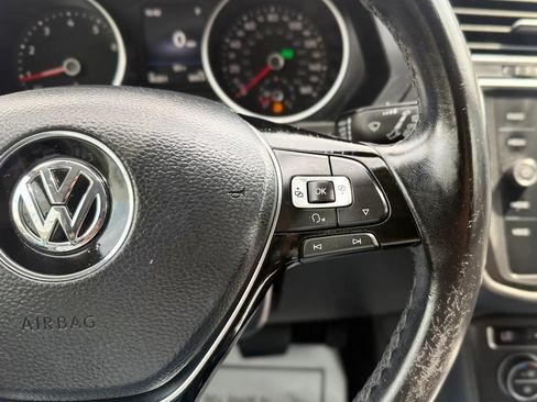 Used 2018 Volkswagen Tiguan SE w/ 18" Alloy Wheels Package FWD image 14