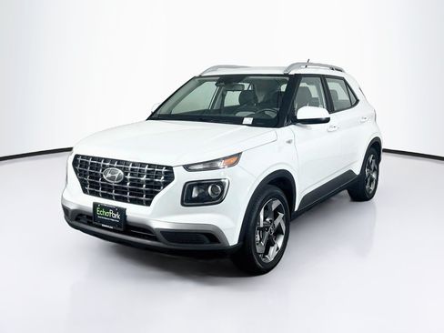 Used 2025 Hyundai Venue SEL FWD image 3