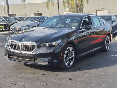 New 2027 BMW i5 eDrive40 w/ Convenience Package RWD image 5
