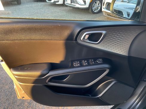 Used 2025 Kia Soul LX w/ LX Technology Package image 18