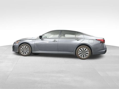 Used 2024 Nissan Altima 2.5 SV FWD image 11