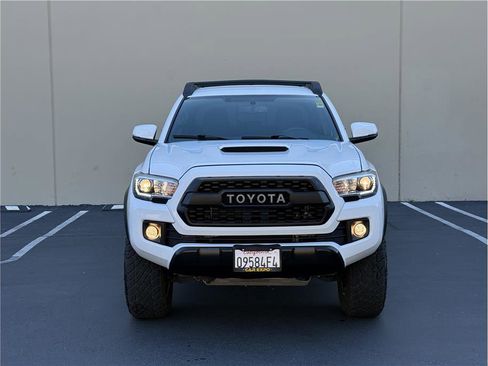 Used 2017 Toyota Tacoma TRD Off-Road w/ Tow Package (A/T) image 2