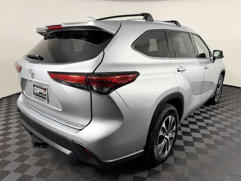 Used 2020 Toyota Highlander XLE AWD/4WD image 8