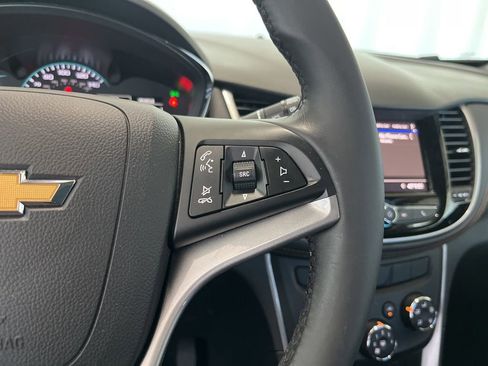 Used 2022 Chevrolet Trax LT w/ LT Convenience Package image 7