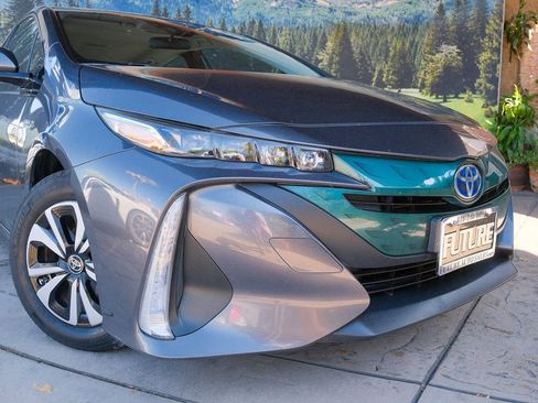 Used 2017 Toyota Prius Prime Premium FWD image 6