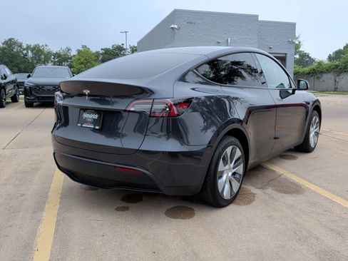 Used 2024 Tesla Model Y 2WD image 10