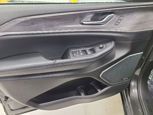 Used 2022 Jeep Grand Cherokee L Limited AWD/4WD image 26