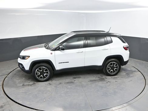 Used 2025 Jeep Compass Trailhawk w/ Trailer Tow Group AWD/4WD image 28