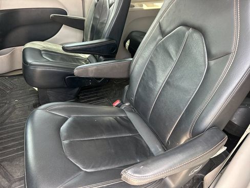 Used 2017 Chrysler Pacifica Touring-L FWD image 12