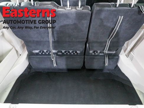 Used 2023 Chrysler Pacifica Touring-L image 9