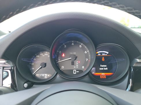 Used 2024 Porsche Macan image 32