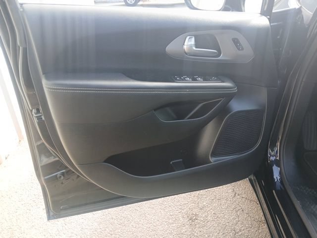 Used 2025 Chrysler Pacifica Select FWD image 46