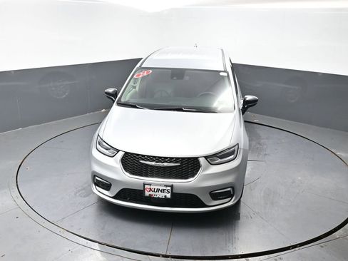 Used 2024 Chrysler Pacifica Touring-L FWD image 42