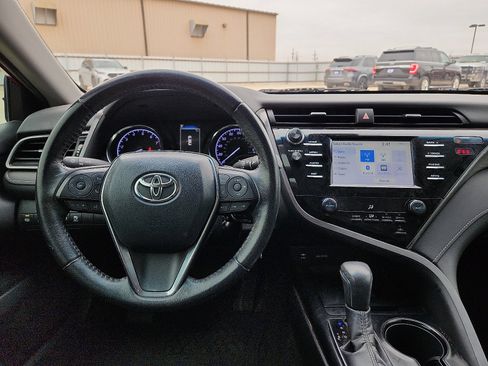 Used 2019 Toyota Camry SE FWD image 11