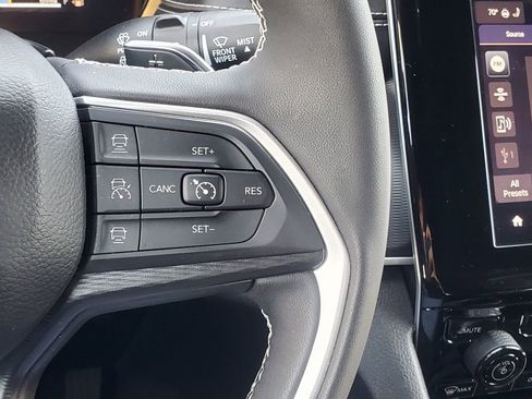 Used 2025 Jeep Grand Cherokee Altitude AWD/4WD image 18