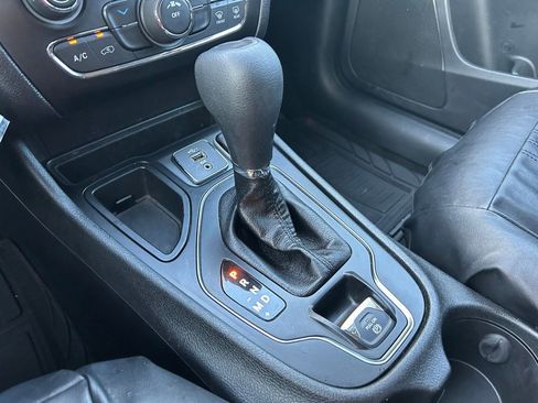 Used 2019 Jeep Cherokee Latitude w/ Popular Appearance Group FWD image 27