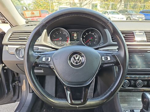 Used 2018 Volkswagen Passat 2.0T SEL Premium image 20
