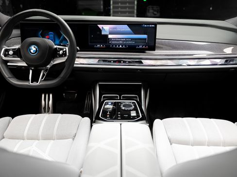 Used 2023 BMW i7 xDrive60 image 42