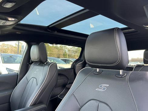 Used 2024 Chrysler Pacifica Limited w/ S Appearance Package image 32