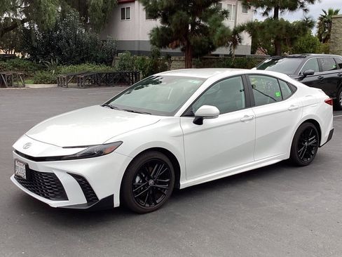 Used 2025 Toyota Camry SE image 1