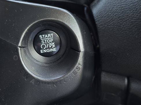 Used 2017 Jeep Renegade Altitude FWD image 27