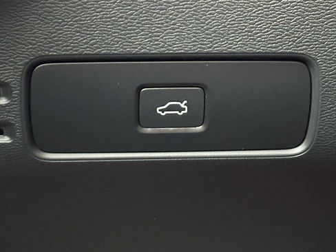 Used 2025 Volvo XC40 B5 Plus w/ Protection Package Premier image 30