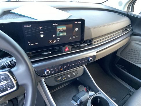 Used 2025 Kia Carnival FWD image 26
