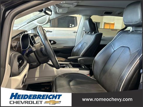 Used 2021 Chrysler Pacifica Limited w/ Uconnect Theater Family Group image 15