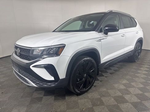 Certified 2024 Volkswagen Taos SE w/ Panoramic Sunroof Package image 8