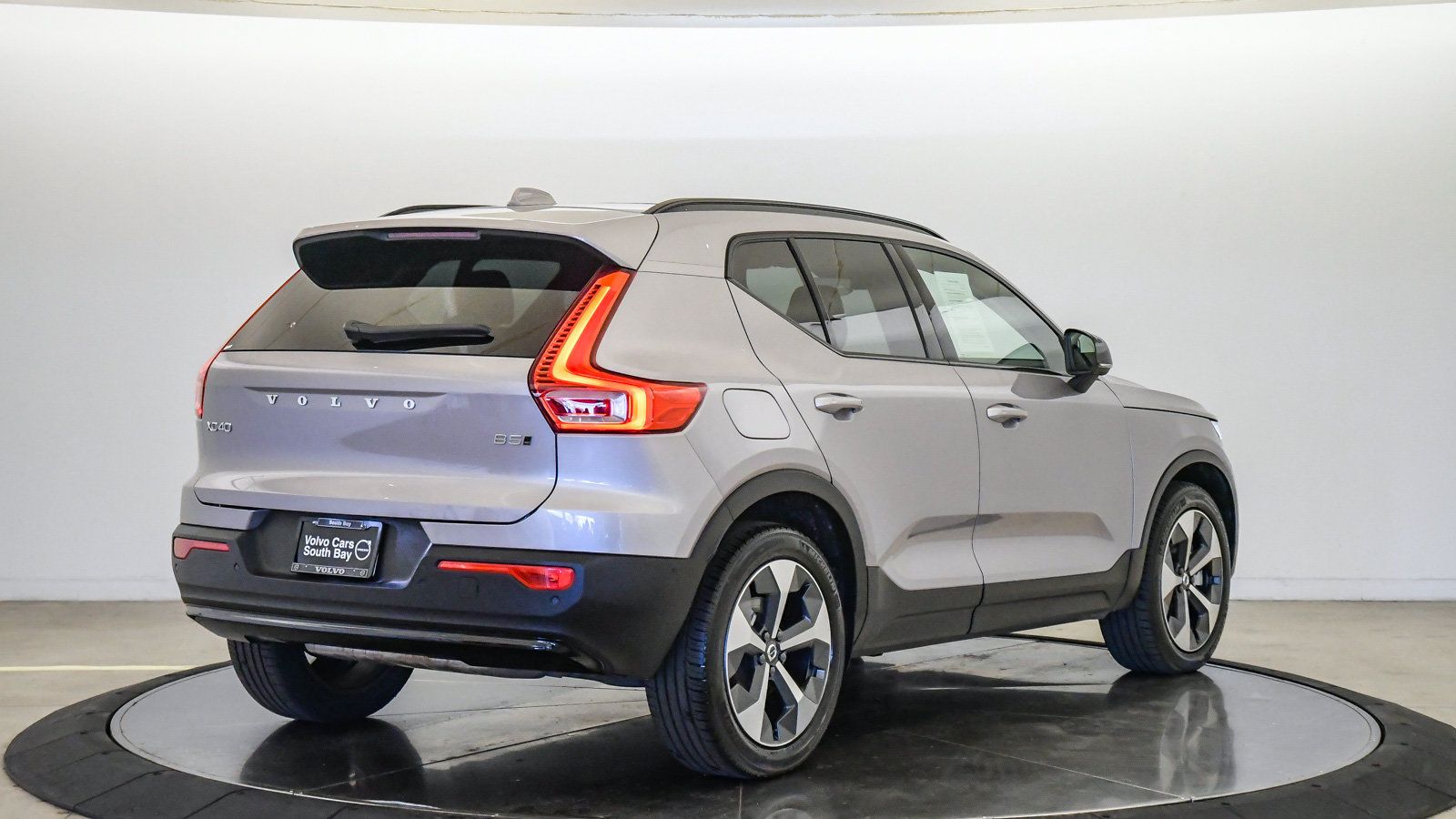 Certified 2026 Volvo XC40 B5 Plus AWD/4WD image 5
