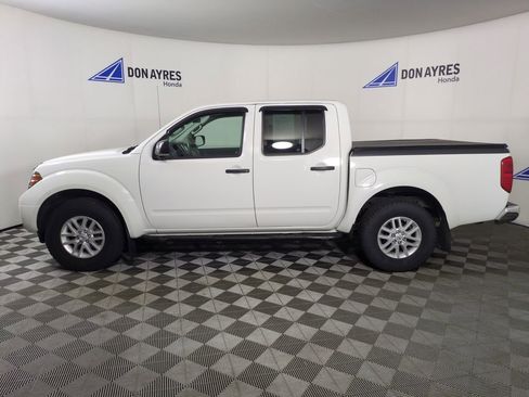 Used 2016 Nissan Frontier SV image 2