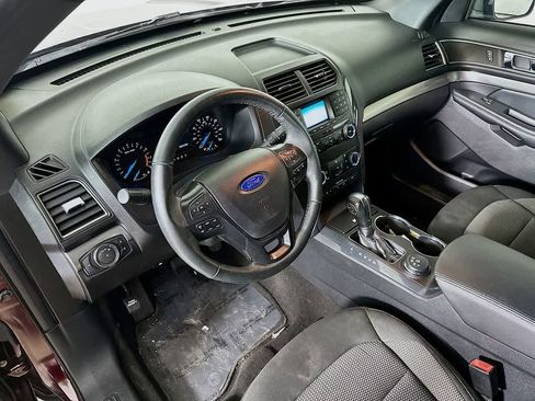 Used 2019 Ford Explorer XLT image 2
