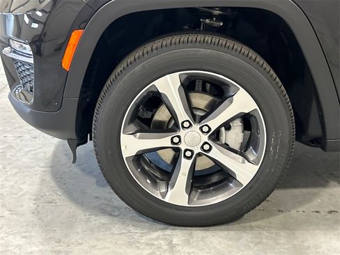New 2025 Jeep Grand Cherokee Limited w/ Luxury Tech Group II image 11