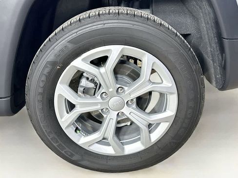 Used 2024 Jeep Compass Latitude image 8