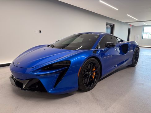 Used 2024 McLaren Artura RWD image 12