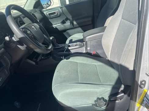 Used 2017 Toyota Tacoma SR image 11