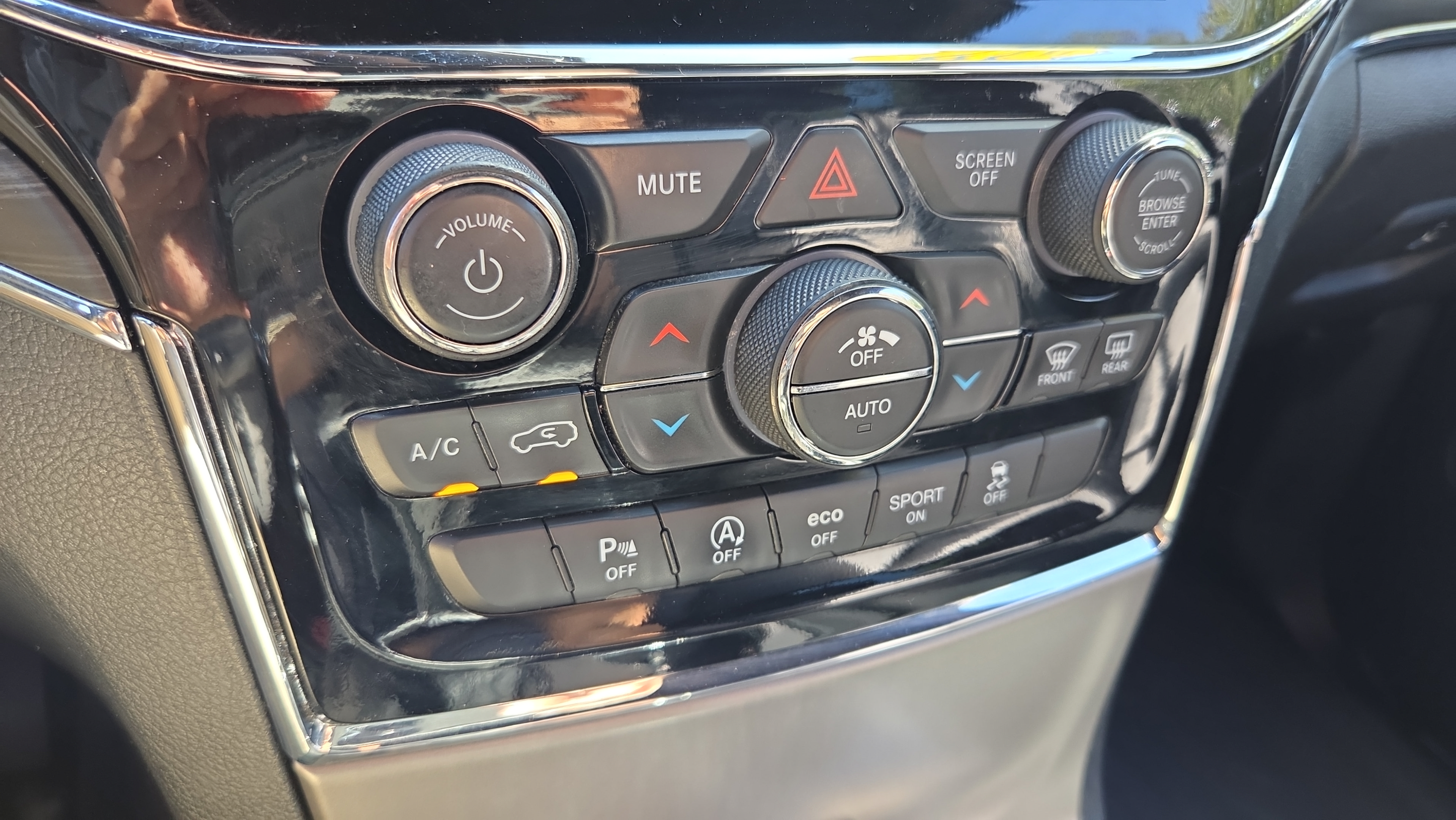 Used 2020 Jeep Grand Cherokee Limited AWD/4WD image 27