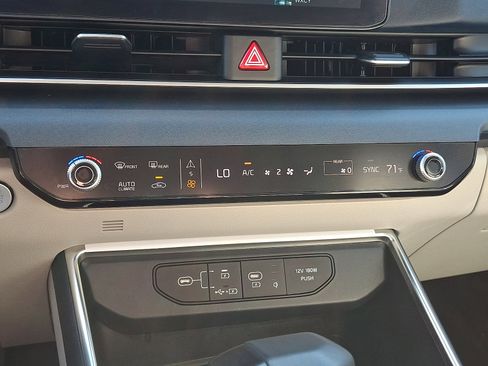 Certified 2025 Kia Carnival EX image 14