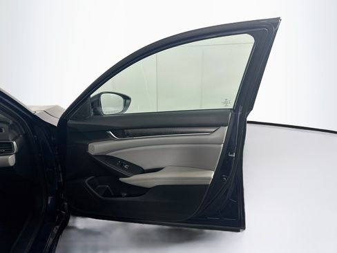 Used 2018 Honda Accord EX image 32