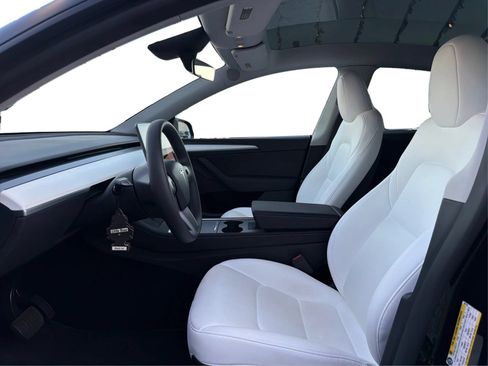 Used 2024 Tesla Model Y Long Range AWD/4WD image 9