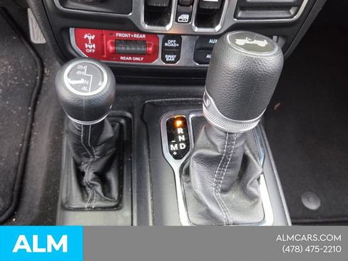 Used 2025 Jeep Wrangler Unlimited Rubicon AWD/4WD image 18