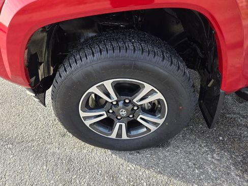 Used 2016 Toyota Tacoma TRD Sport image 12