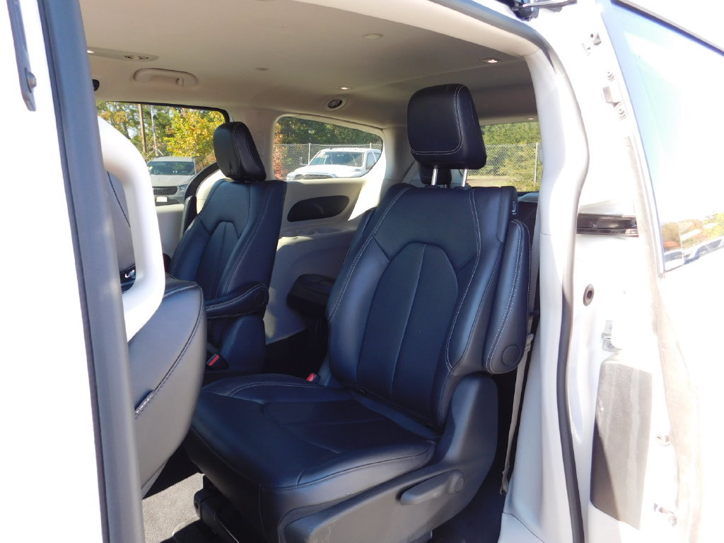 Used 2024 Chrysler Pacifica Limited FWD image 12