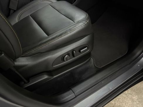 Used 2021 Chevrolet Traverse LT w/ LT Premium Package AWD/4WD image 35